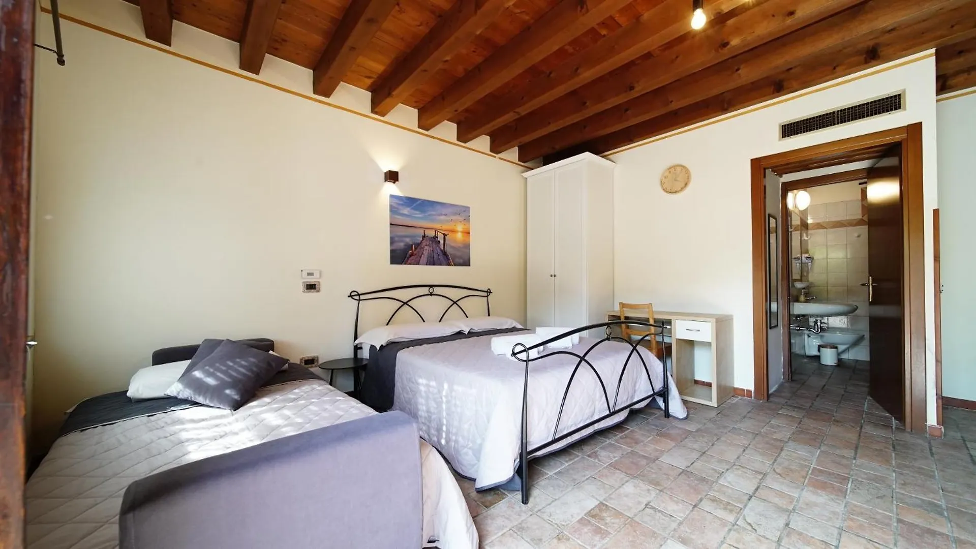 B&B Relax Room Peschiera Del Garda Cavalcaselle 0*,  Italy